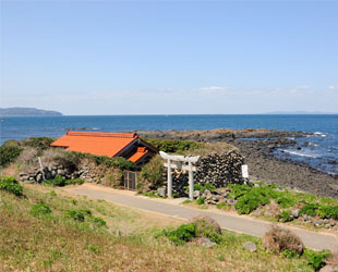 風を防ぐために石垣に囲まれている岬神社