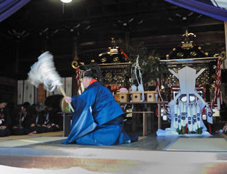 【8:20頃】 11月3日の神幸祭（御旅所神幸）の前に唐津神社で神事が行われる