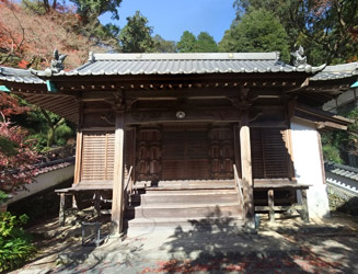 宗家御霊堂(春と秋のお彼岸の中日には宗家歴代の法要が行われる)