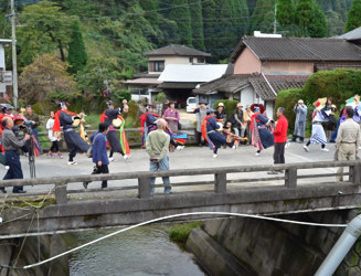 橋を渡り諏訪神社に向かう