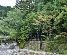 川の合流点にある諏訪神社
