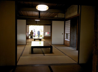 長い三間続きの部屋