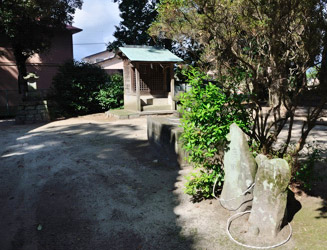 老松神社の境内には石塔や祠がいくつかある