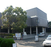 博物館の隣にある佐賀県立美術館