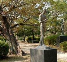 博物館の南にある古賀忠雄 彫刻の森