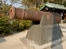 佐嘉神社の境内にある大砲