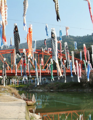 4月、5月には約600匹の鯉のぼりが泳ぐ川上川(嘉瀬川)