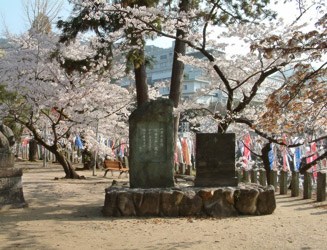 与止日女神社境内にある松野谷夫氏の歌碑と桜