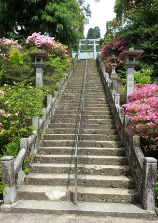長い石段の上にある陶山神社