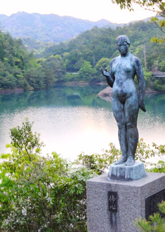 湖畔に立つ彫刻家古賀忠雄制作の乙女のブロンズ像