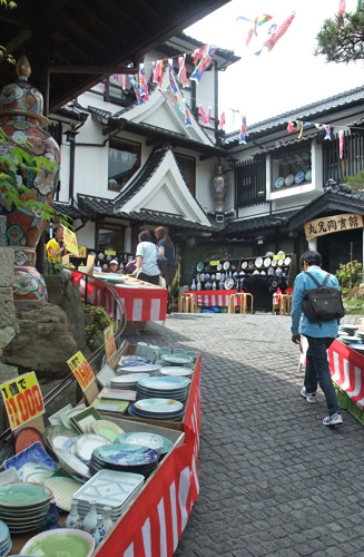 上有田駅を降りるとすぐの所にある丸兄商会さん