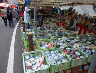 道の両側には陶器売場の露店が並ぶ
