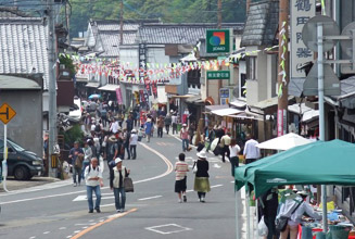 県道233,281の大通りは歩行者天国になるので歩き易い