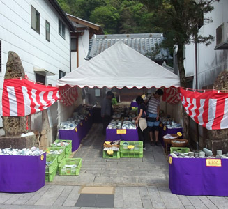 寺の参道や路地も陶器店になる(法元寺前)