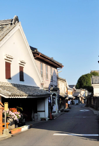 道の両側に伝統的建造物が並ぶ通称「酒蔵通り」