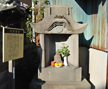そばにある恵比須さんの祠