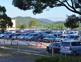 嬉野中学校や小学校などの校庭が駐車場となる