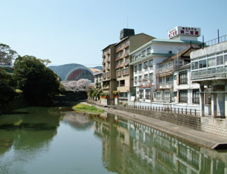 嬉野川沿いに約６０軒余りのホテル・旅館が立ち並ぶ