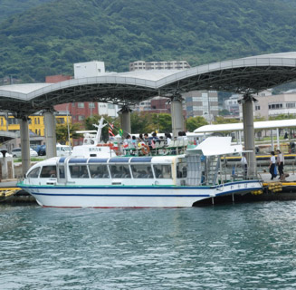 巌流島へは、門司港と下関から連絡船が出ている(門司港にて)