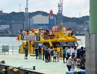 （株）チャレンジの黄色い遊覧船フロンティアも接岸