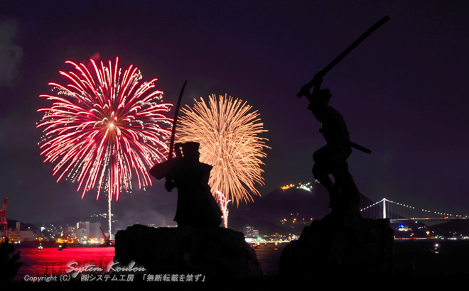小次郎・武蔵 像と花火 （この撮影ポイントは人気があり花火が中央にくる位置は確保できなかった）