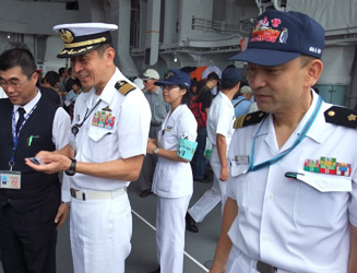 肩章(夏服)の金筋4本は艦長と機関長で、3本は1等航海士や1等機関士
