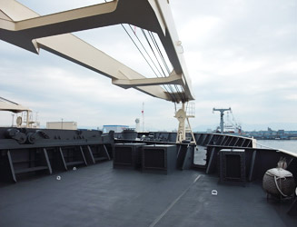 艦首には大きなクレーンが2基ある