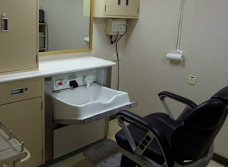 艦内には床屋もある