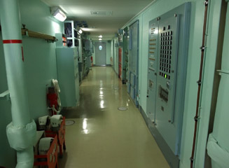 艦内の通路にも機器が並ぶ