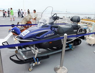 ヤマハのスノーモービル RS Viking の展示