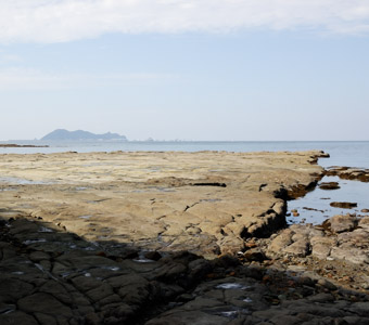 千畳敷と奥の島は石油備蓄基地のある白島(女島と男島)