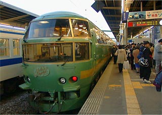 停車中の特急「ゆふいんのもり」号