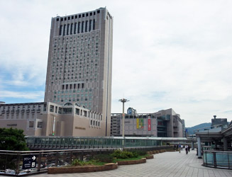 小倉駅北口広場とリーガロイヤルホテル小倉の高層ビル。30階・高さ132mで北九州市で一番高いビル