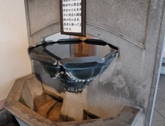 トイレ前にある大正３年製の手水鉢（ちょうずばち）