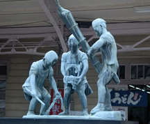 駅前にある和布刈神事の像