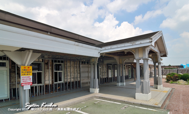 駅舎内部は改装を繰り返してきたが，正面の三角屋根や通路の柱は，建設当時のまま