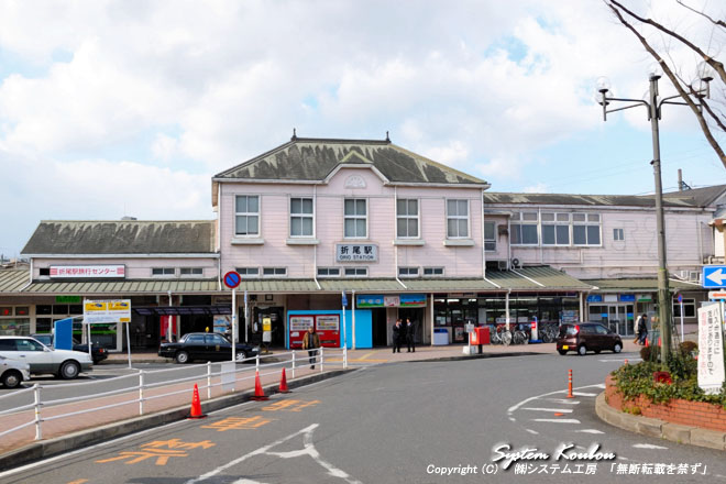 JR折尾駅は1917年(大正6年)にできた洋風の木造駅舎(ルネッサンス様式)で、日本最古の立体交差駅です