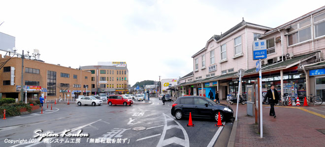 駅前広場は狭く無断駐車も多いので、バスの通行にも支障をきたす時がある