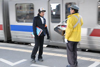 駅弁売りのおじさんと仲が良いようだ