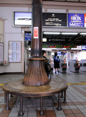待合室には古い柱が2本あり1本は周りがベンチになっている