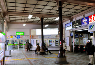 2本の柱が駅舎の古さを語っている