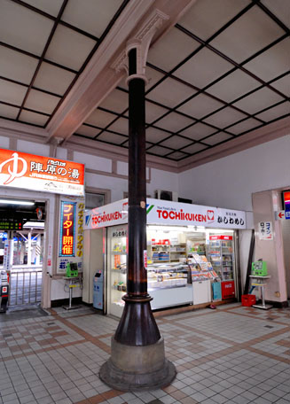 「かしわめし」の販売で有名な東筑軒の売店と古い柱