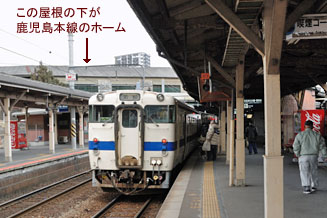 右が1番ホーム、左が2番ホーム。1、2番ホームは筑豊本線のホーム。2番ホームには西口(1988年に開設された)があり九州共立大などえの利便が良くなった