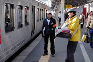 ホームで弁当の立ち売りが行われているのは九州ではJR折尾駅とJR人吉駅のみです