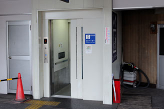 3番ホームにのみエレベータがあります