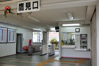 本駅から約150m離れた位置にある「福北ゆたか線」のホームがある折尾駅鷹見口(6,7番ホーム)