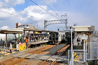 結構、利用客が多い「福北ゆたか線」の折尾駅鷹見口(6,7番ホーム)