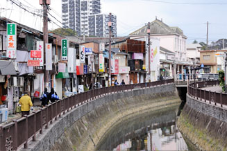 183年の歳月をかけて掘られた堀川運河と奥は折尾駅