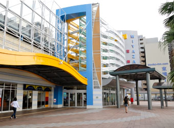 イベント会場のような佇まいのJR宮崎駅