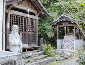 福禄寿の像と御堂